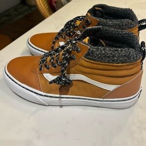 SK8-HI water resistant leather vans